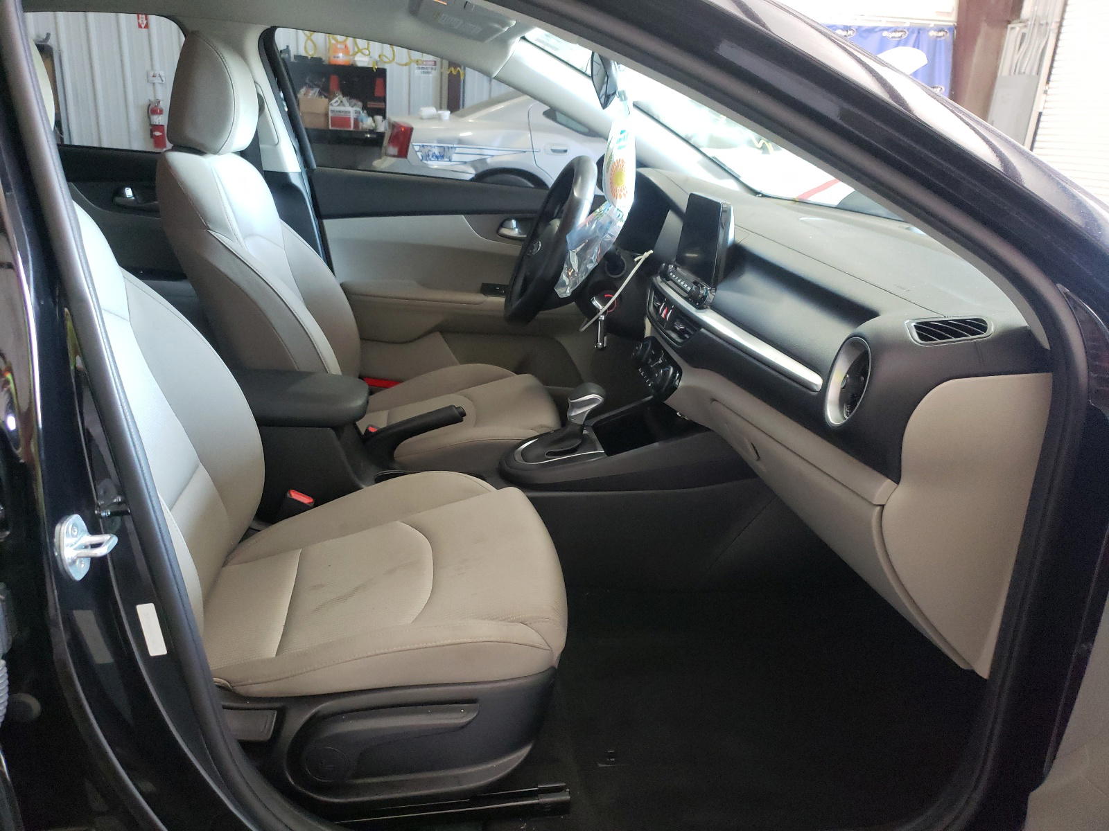 Photo 5 from auction – 2019 KIA FORTE FE with VIN 3KPF24AD4KE044204