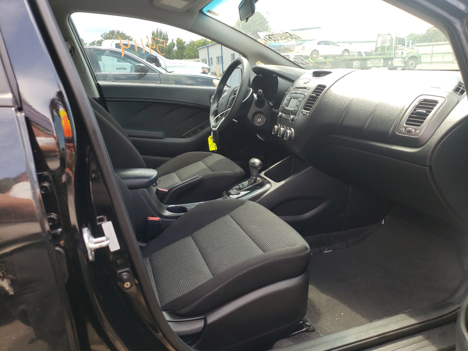 Photo 5 from auction – 2017 KIA FORTE LX with VIN 3KPFK4A77HE151167