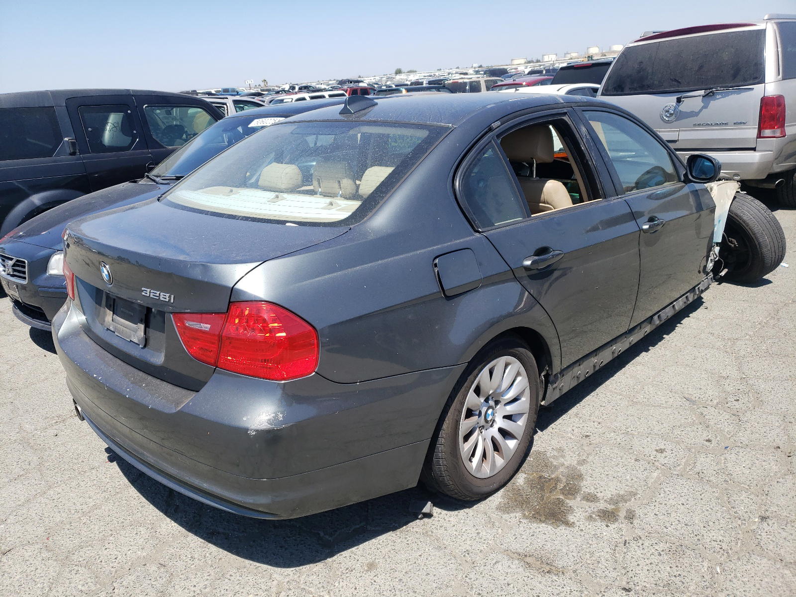 Photo 4 from auction – 2009 BMW 328 I with VIN WBAPH77579NM31384