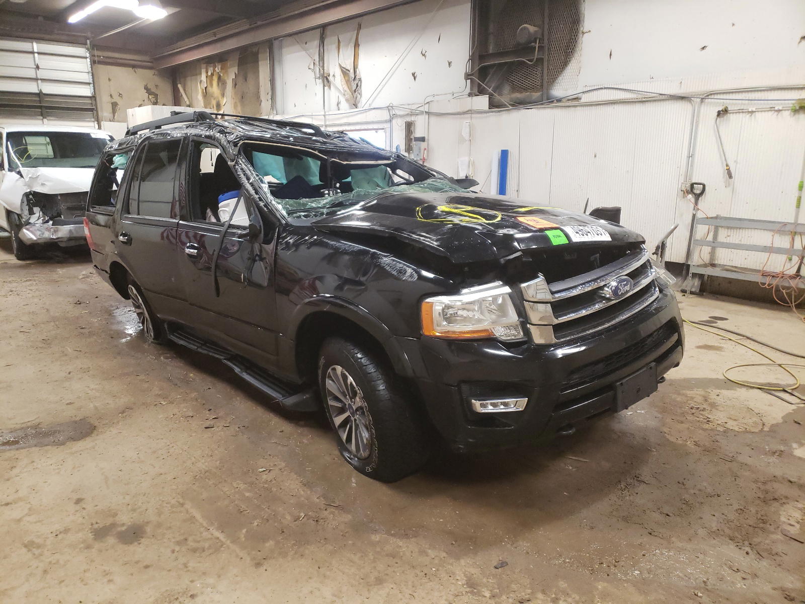FORD EXPEDITION 2016 with VIN 1FMJU1JT1GEF02645 - Photo from auction