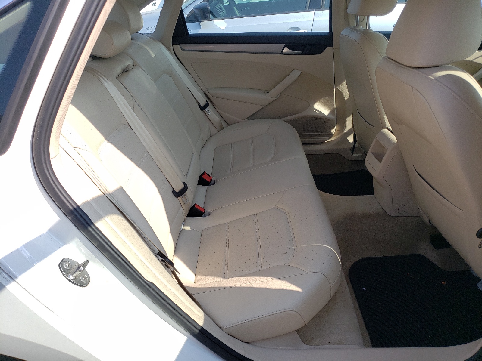 Photo 6 from auction – 2015 VOLKSWAGEN PASSAT S with VIN 1VWAT7A30FC114288