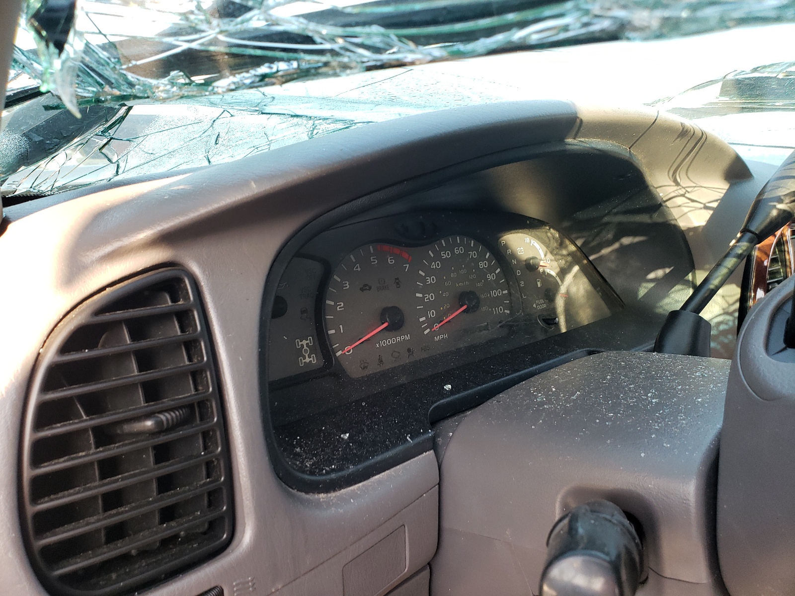 Zdjęcie 8 z aukcji – 2004 TOYOTA SEQUOIA SR z VIN 5TDBT44A34S226210
