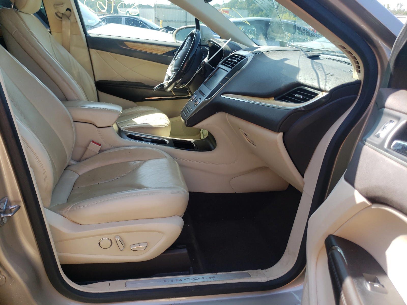 Photo 5 from auction – 2015 LINCOLN MKC with VIN 5LMCJ1A92FUJ37660