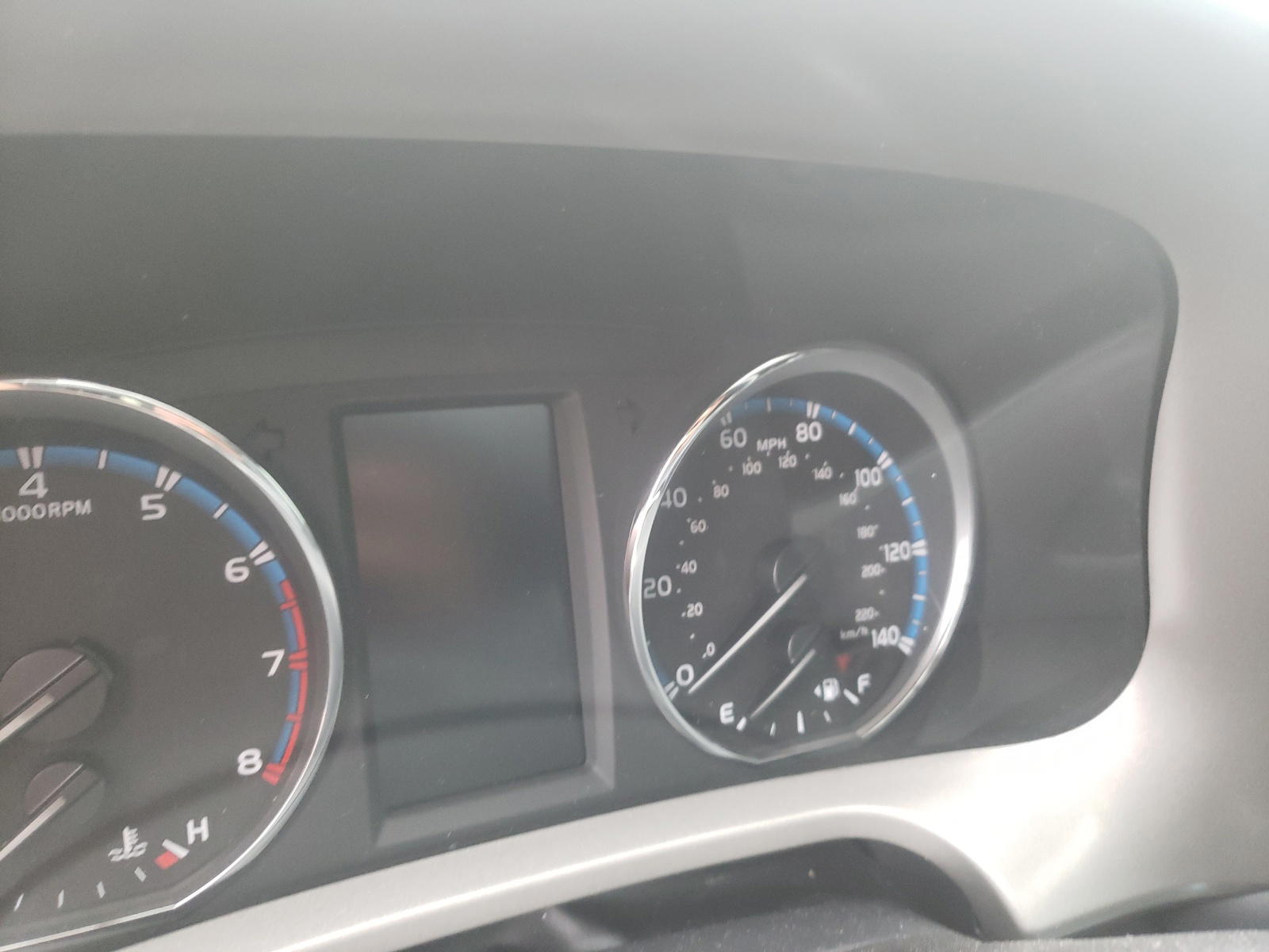 Photo 8 from auction – 2018 TOYOTA RAV4 LIMIT with VIN 2T3DFREV8JW795336