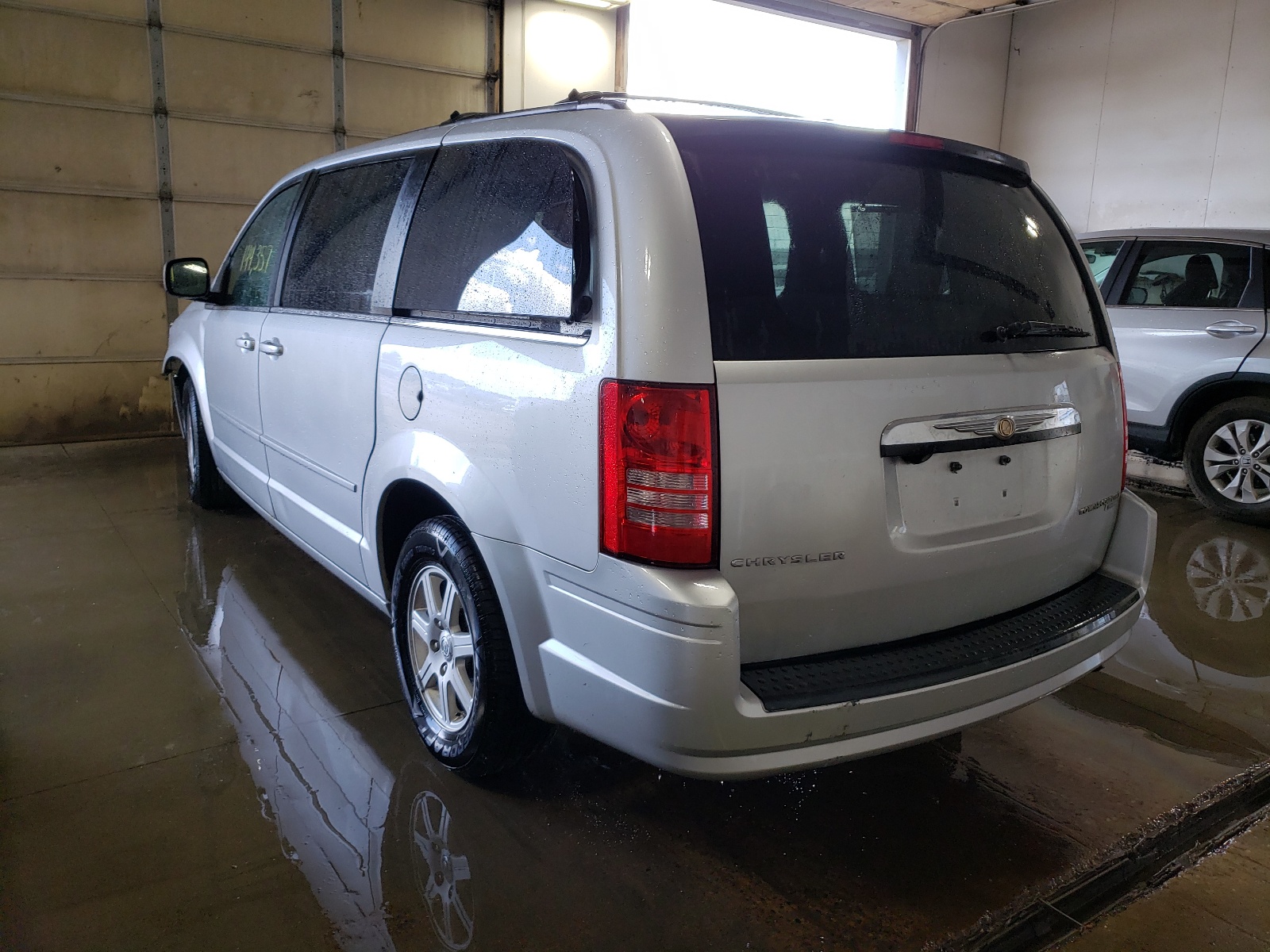 Photo 3 from auction – 2010 CHRYSLER TOWN & COU with VIN 2A4RR8D16AR405831