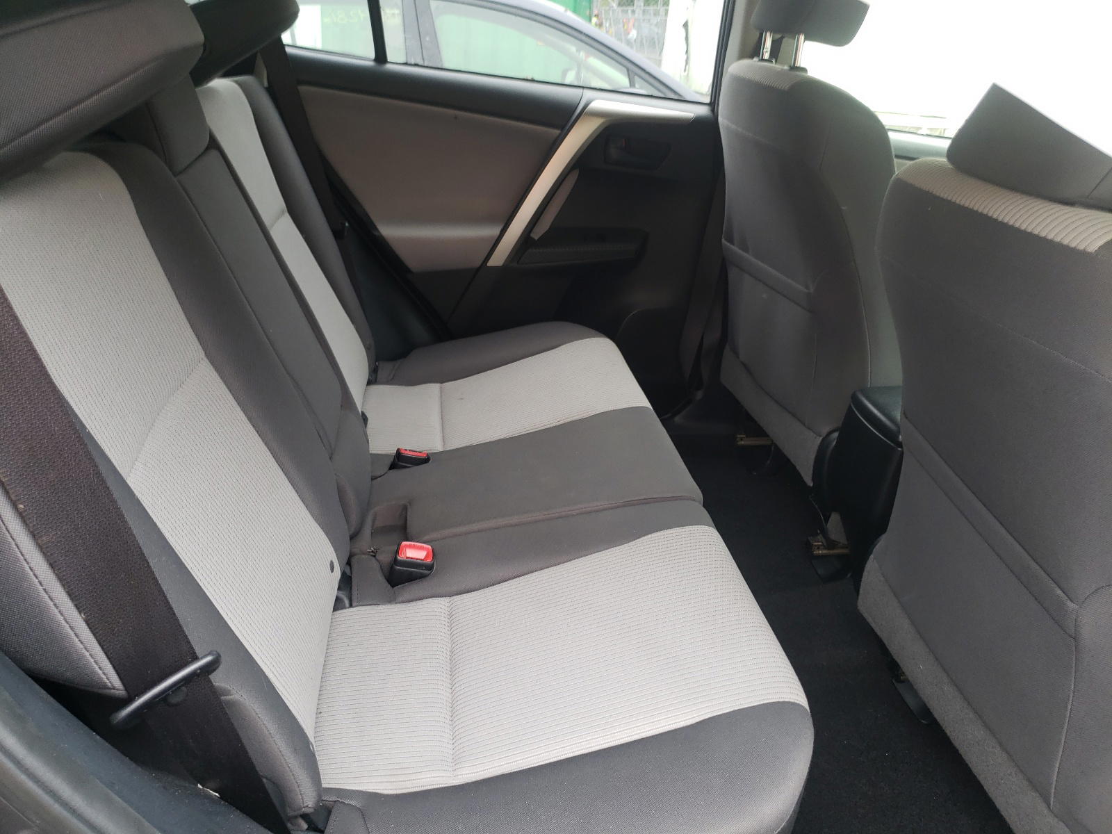 Photo 6 from auction – 2015 TOYOTA RAV4 LE with VIN JTMBFREV8FJ047795