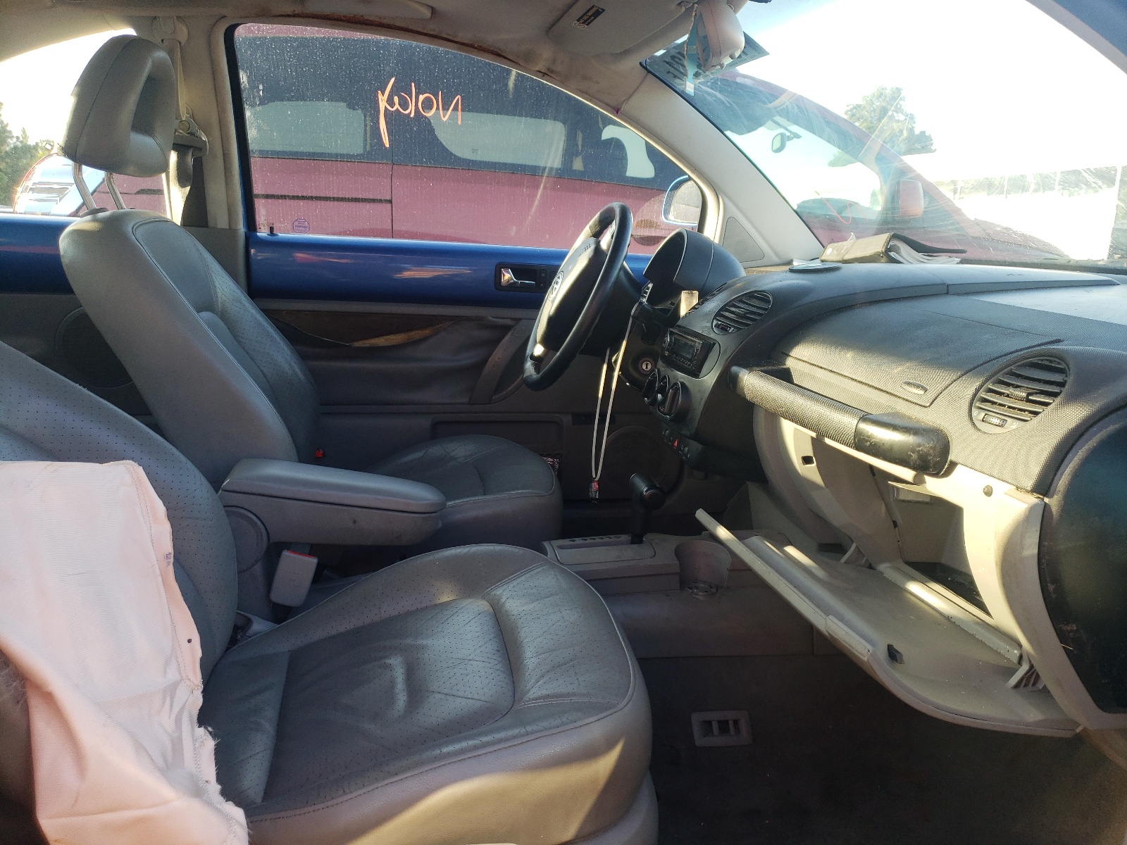 Photo 5 from auction – 2000 VOLKSWAGEN NEW BEETLE with VIN 3VWDD21C0YM437979