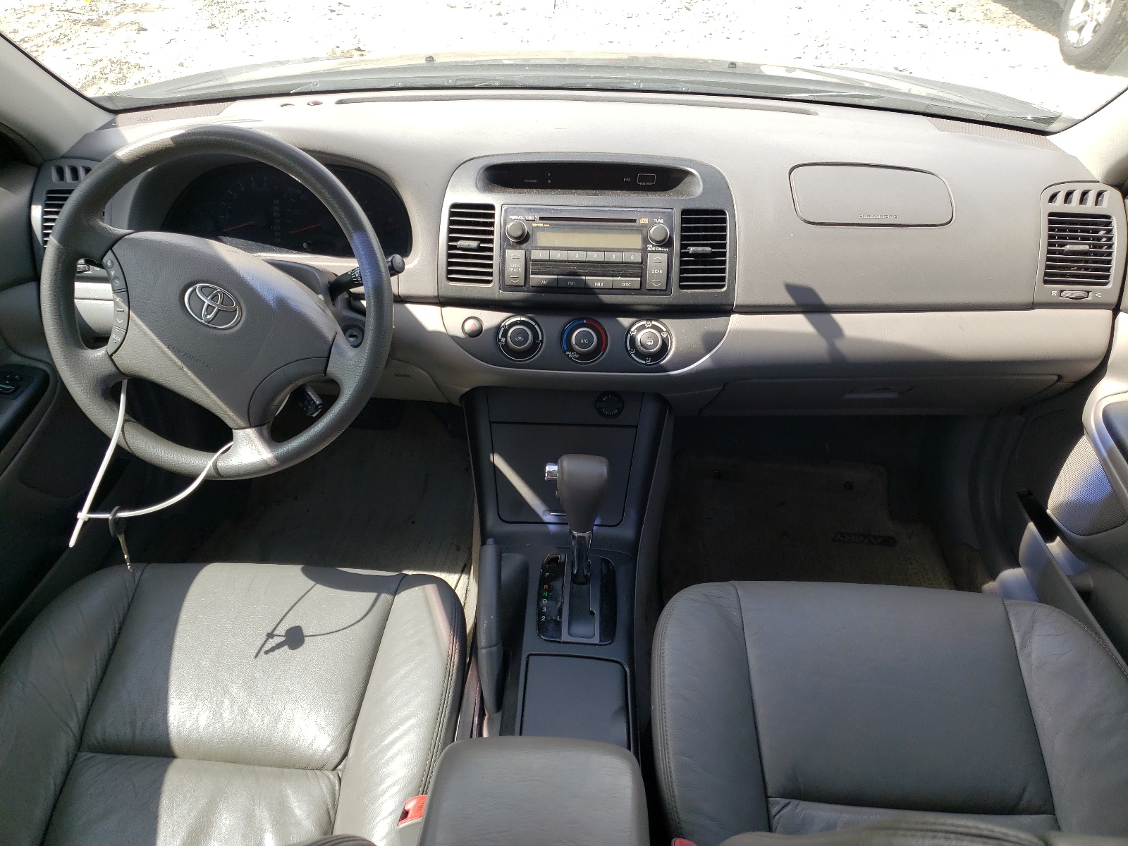 Photo 9 from auction – 2005 TOYOTA CAMRY LE with VIN 4T1BE32K85U600352