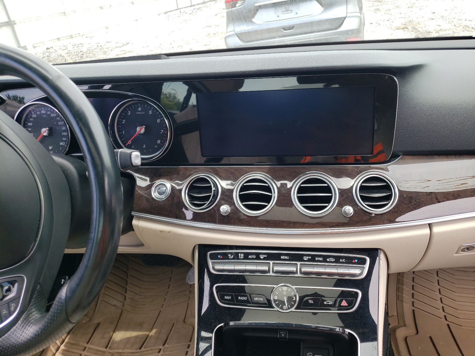 Photo 9 from auction – 2017 MERCEDES-BENZ E 300 with VIN WDDZF4JB5HA172453