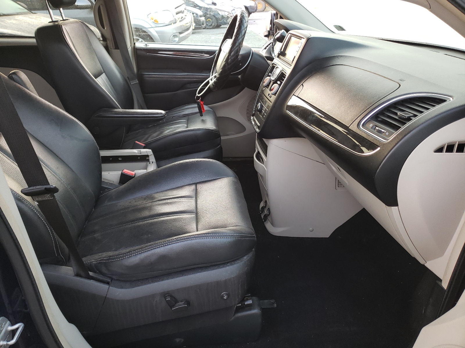 Photo 5 from auction – 2012 CHRYSLER TOWN & COU with VIN 2C4RC1BG7CR216775