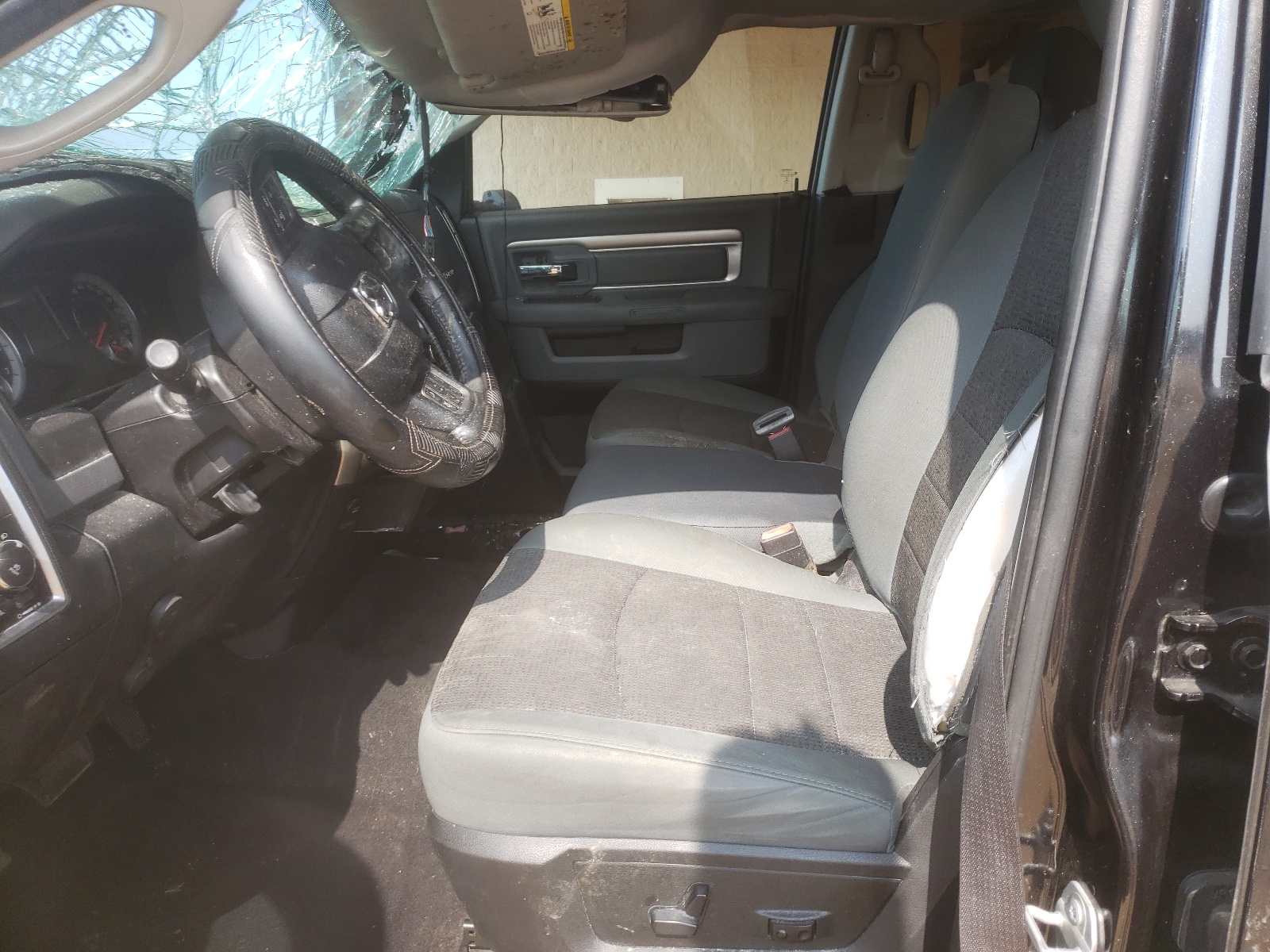 Photo 5 from auction – 2016 RAM 1500 SLT with VIN 1C6RR6GT6GS269139