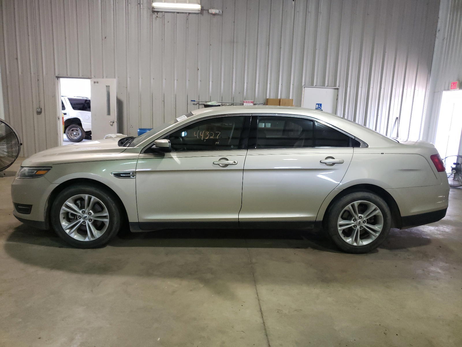 Photo 9 from auction – 2017 FORD TAURUS SEL with VIN 1FAHP2E88HG127435