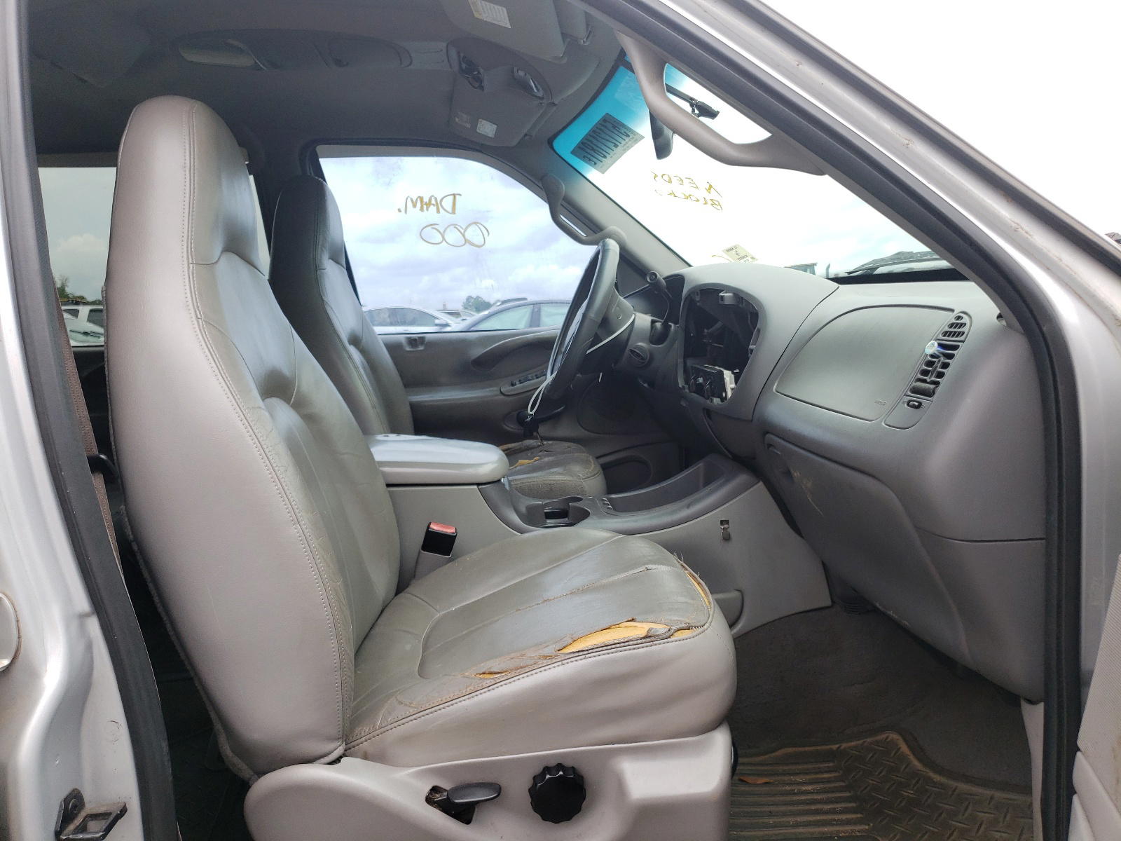 Photo 5 from auction – 2002 FORD EXPEDITION with VIN 1FMRU15W12LA93185