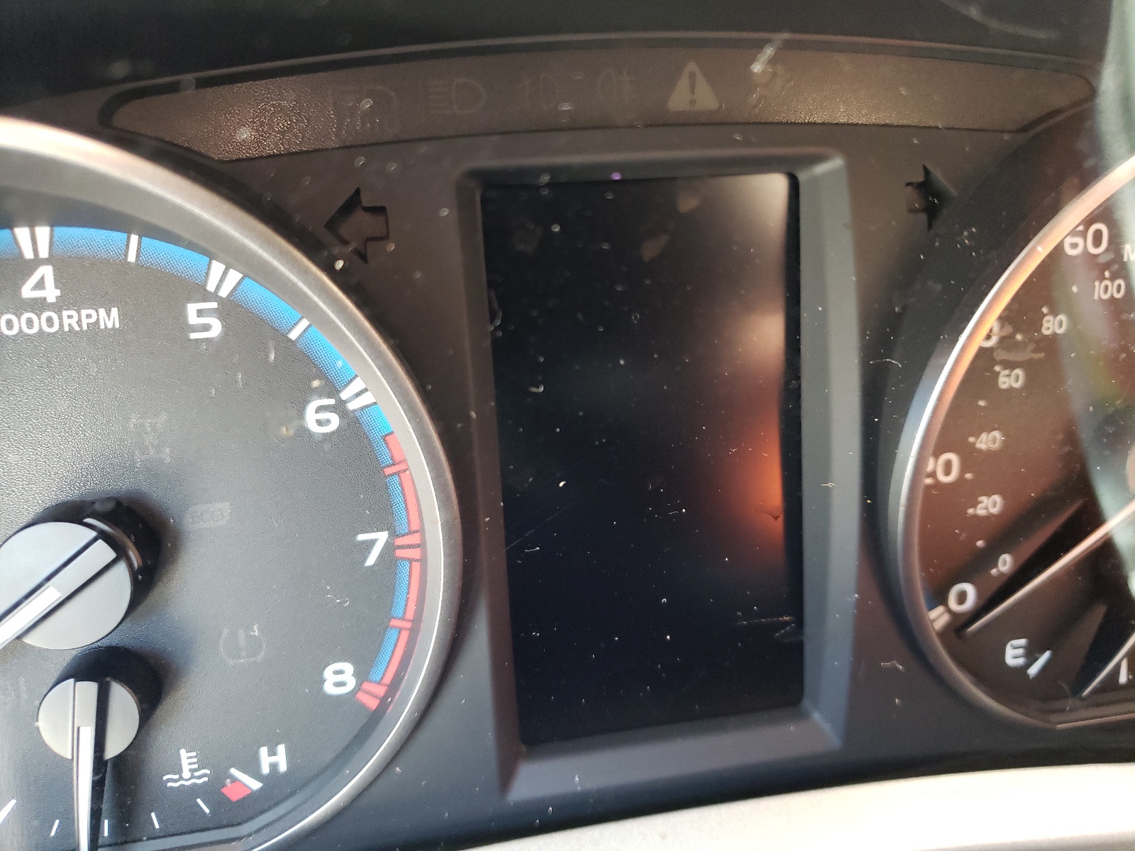 Photo 8 from auction – 2018 TOYOTA RAV4 LE with VIN 2T3ZFREV1JW452857