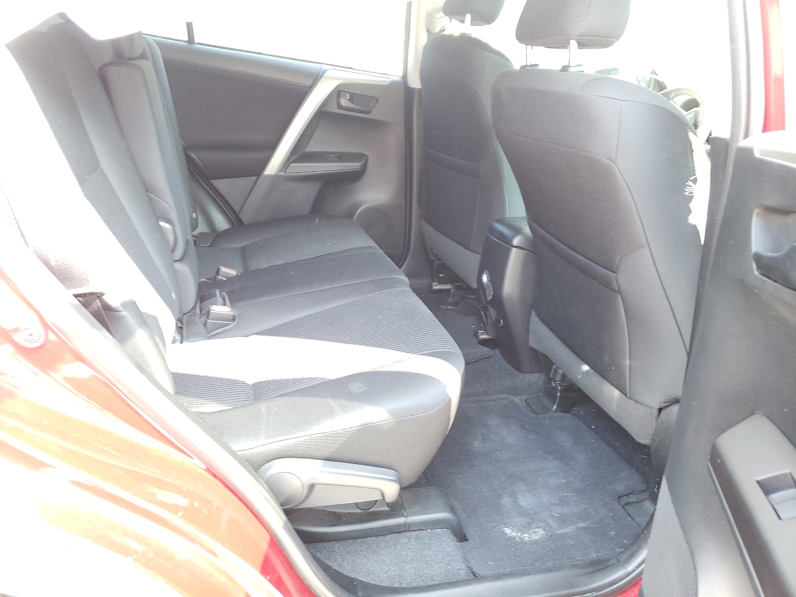 Photo 6 from auction – 2018 TOYOTA RAV4 LE with VIN 2T3ZFREV1JW452857