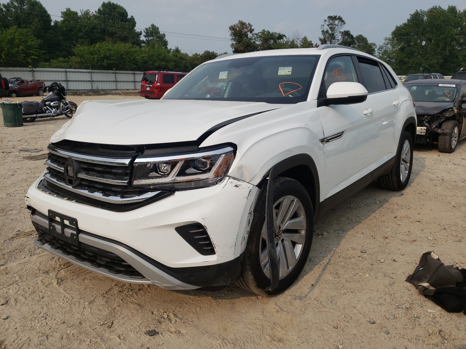 Photo 2 from auction – 2020 VOLKSWAGEN ATLAS CROS with VIN 1V26E2CA2LC228076