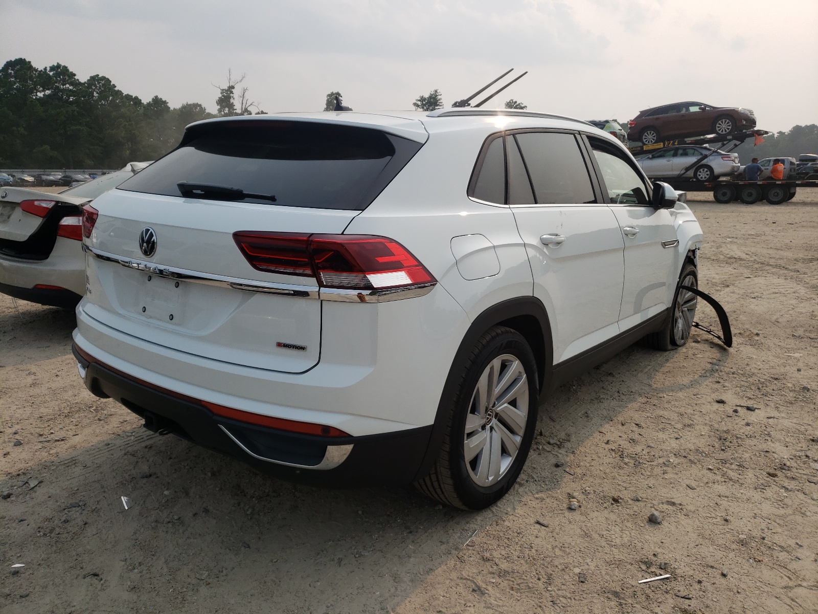Photo 4 from auction – 2020 VOLKSWAGEN ATLAS CROS with VIN 1V26E2CA2LC228076