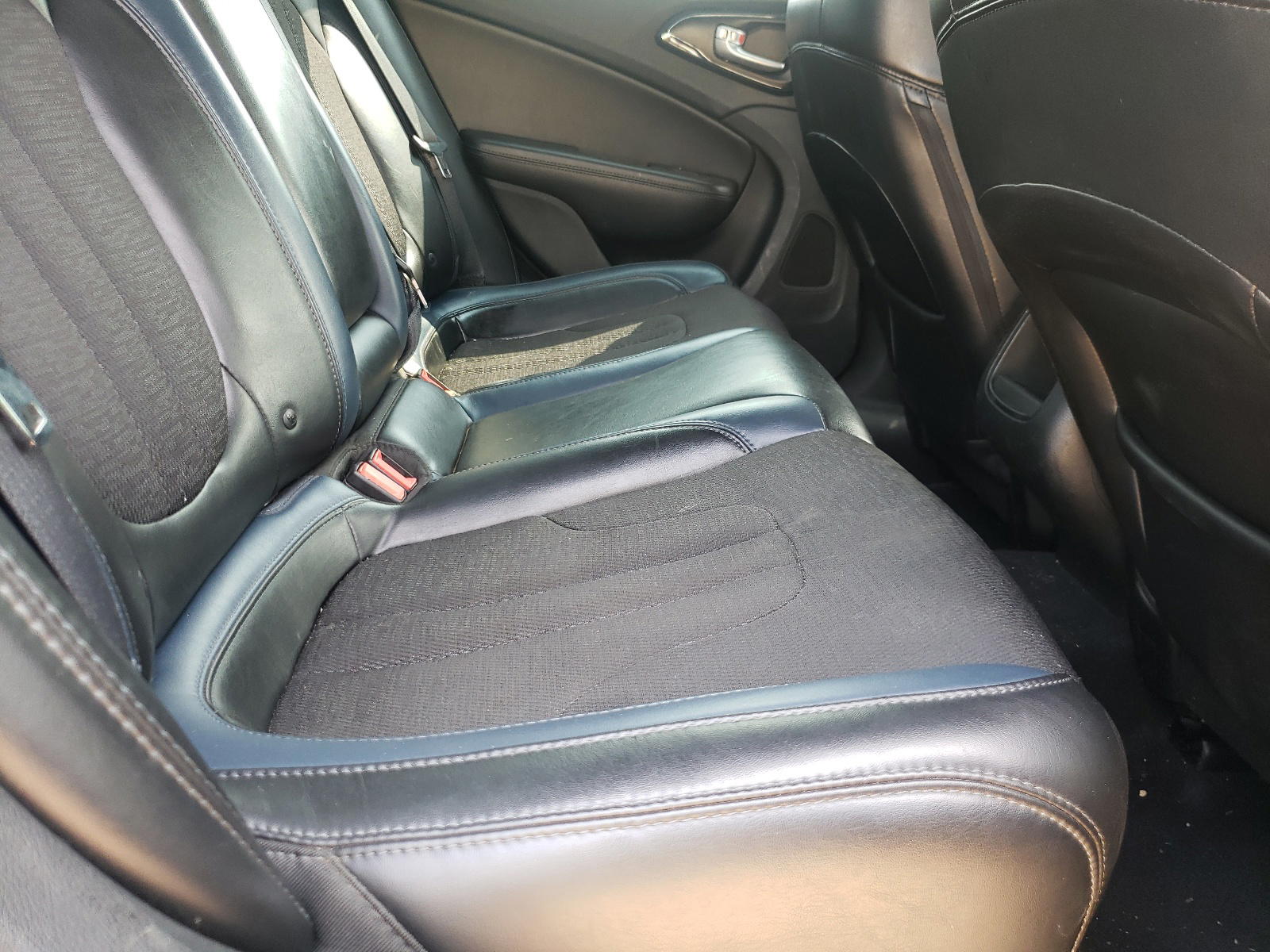 Photo 6 from auction – 2015 CHRYSLER 200 S with VIN 1C3CCCBB5FN746559