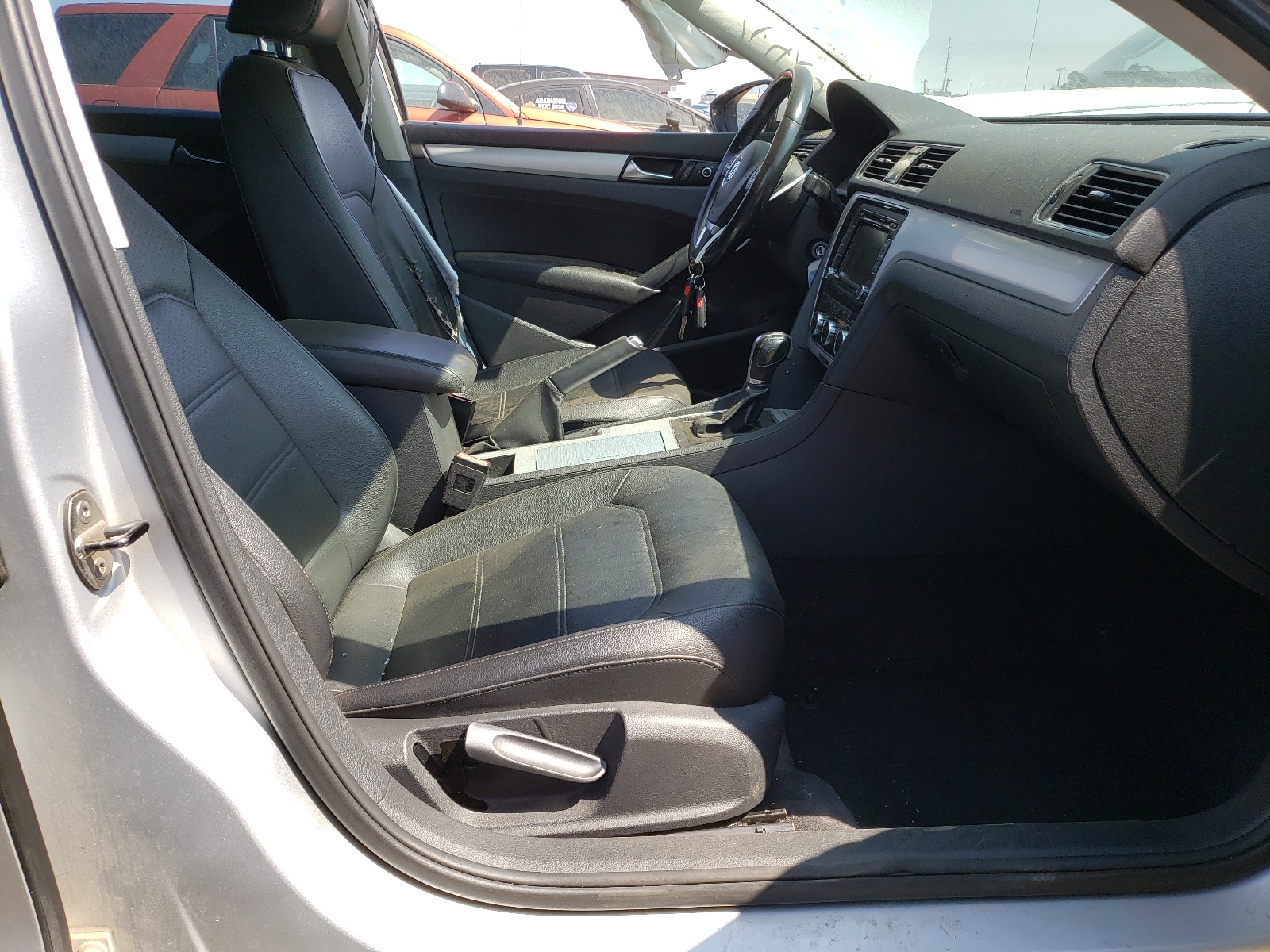 Photo 5 from auction – 2012 VOLKSWAGEN PASSAT SE with VIN 1VWBP7A34CC042046