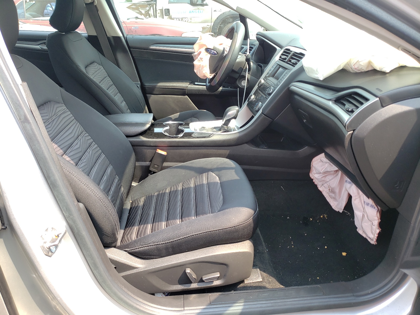 Photo 5 from auction – 2016 FORD FUSION SE with VIN 3FA6P0H75GR147812