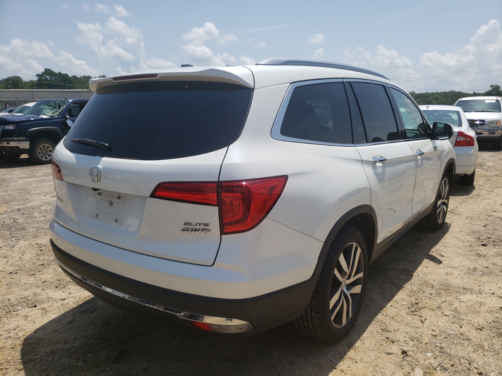 Photo 4 from auction – 2017 HONDA PILOT ELIT with VIN 5FNYF6H01HB045874