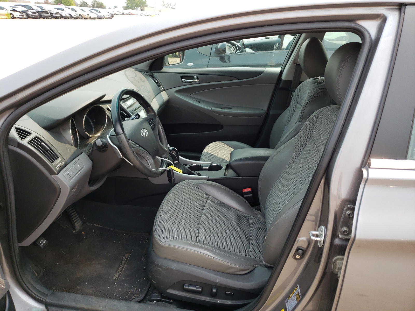 Photo 5 from auction – 2011 HYUNDAI SONATA SE with VIN 5NPEC4AC3BH068098