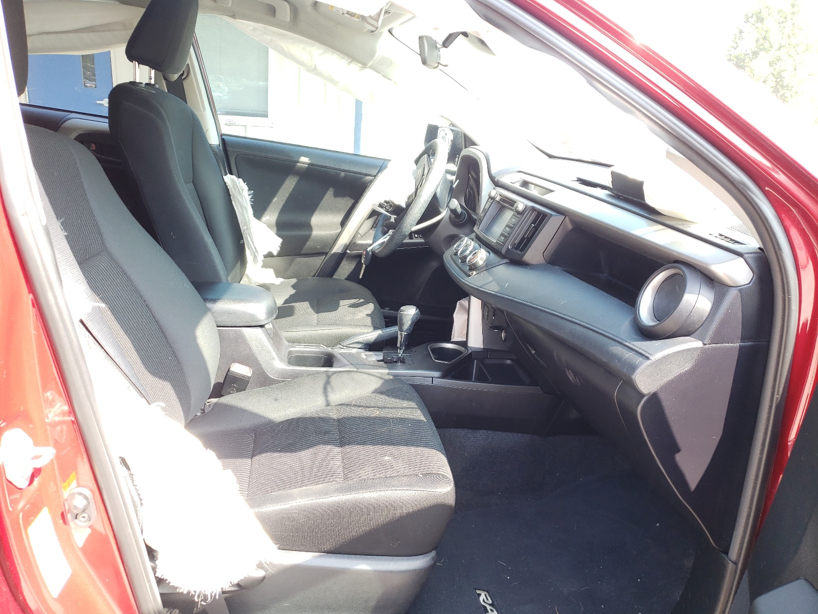 Photo 5 from auction – 2018 TOYOTA RAV4 LE with VIN 2T3ZFREV1JW452857