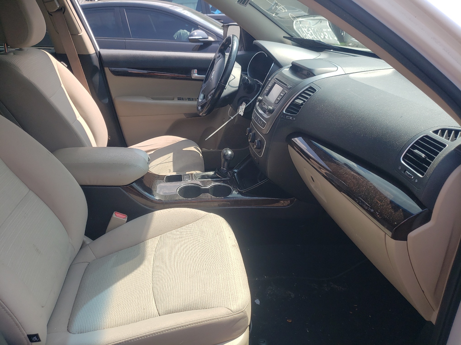 Photo 5 from auction – 2015 KIA SORENTO LX with VIN 5XYKTDA67FG656838