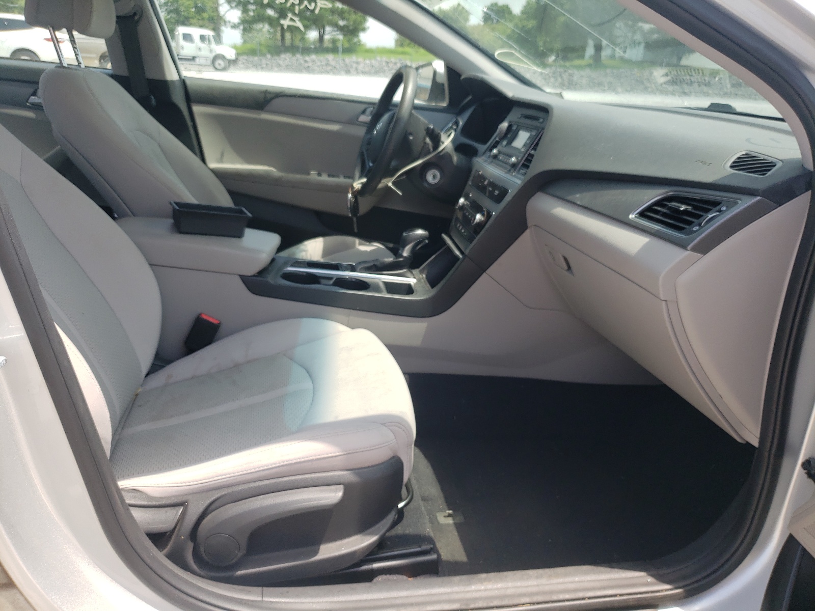 Photo 5 from auction – 2017 HYUNDAI SONATA SE with VIN 5NPE24AF9HH571740