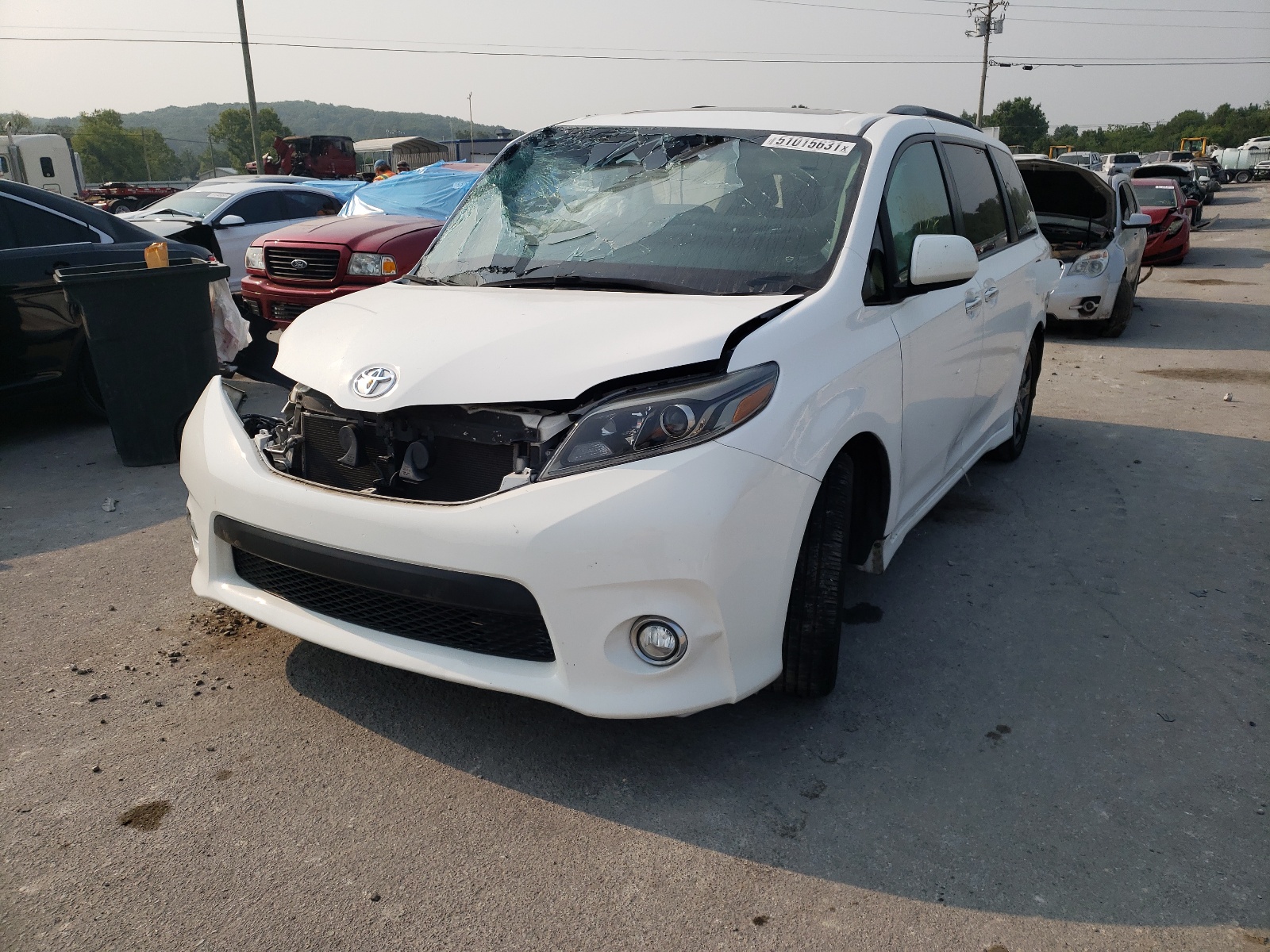 Photo 2 from auction – 2017 TOYOTA SIENNA SE with VIN 5TDXZ3DC1HS812846