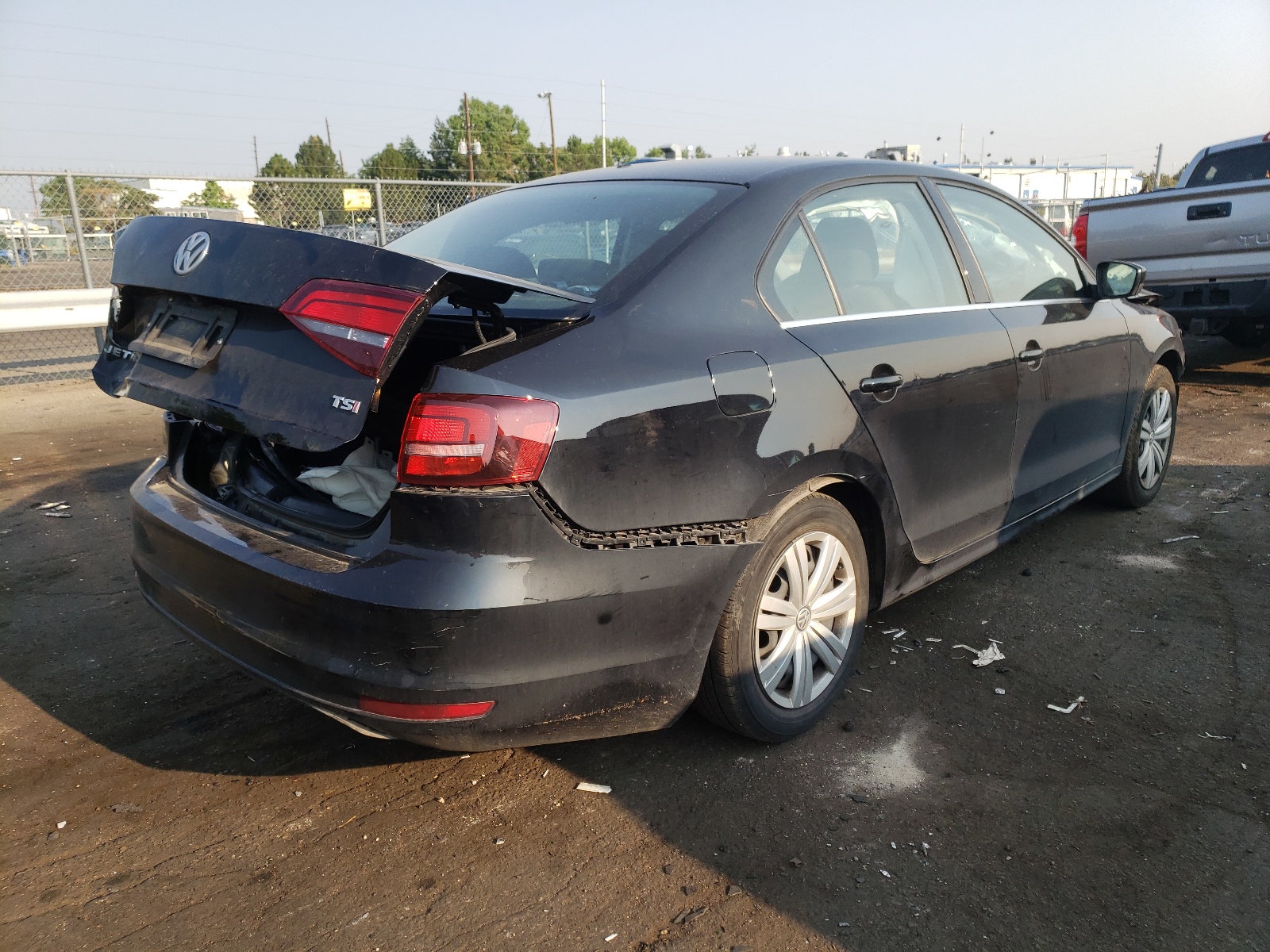 Photo 4 from auction – 2017 VOLKSWAGEN JETTA S with VIN 3VW2B7AJ2HM292095