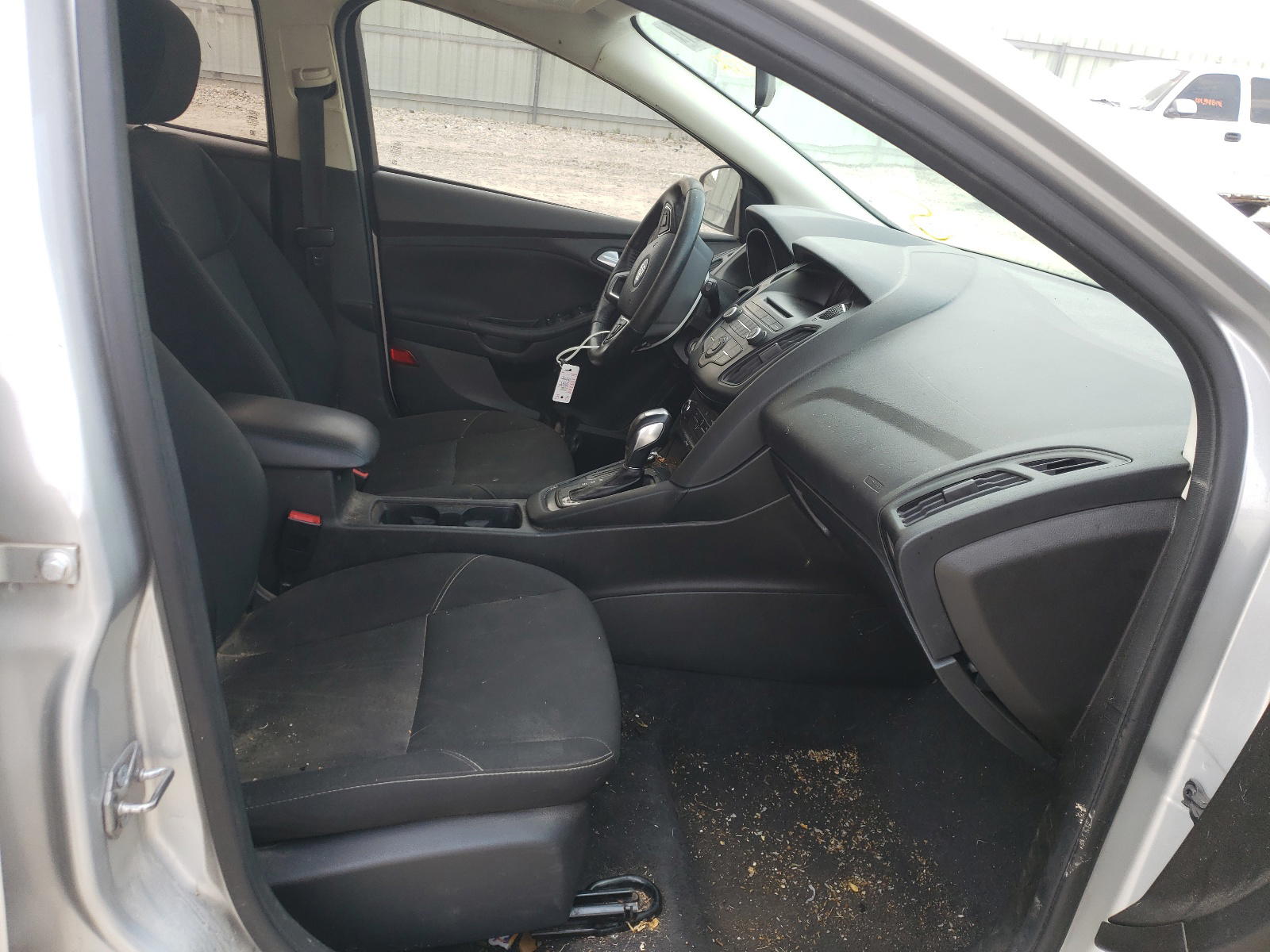 Photo 5 from auction – 2016 FORD FOCUS SE with VIN 1FADP3K28GL331193