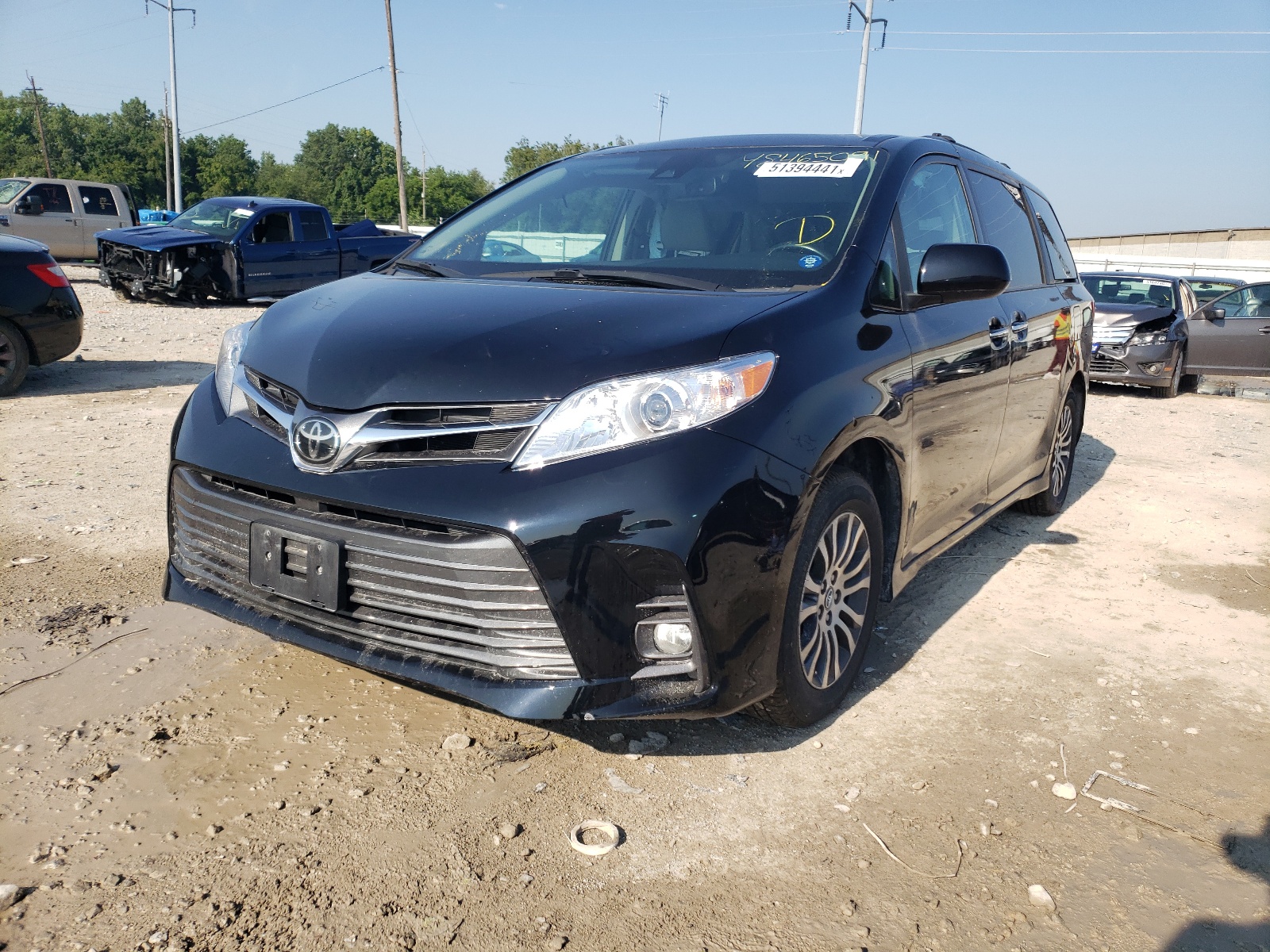Photo 2 from auction – 2018 TOYOTA SIENNA XLE with VIN 5TDYZ3DC1JS950767