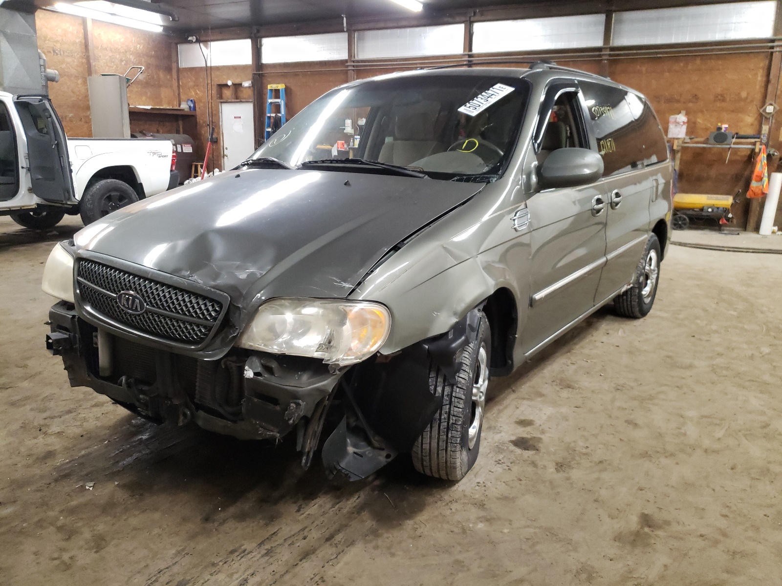 Photo 2 from auction – 2005 KIA SEDONA EX with VIN KNDUP131X56663328
