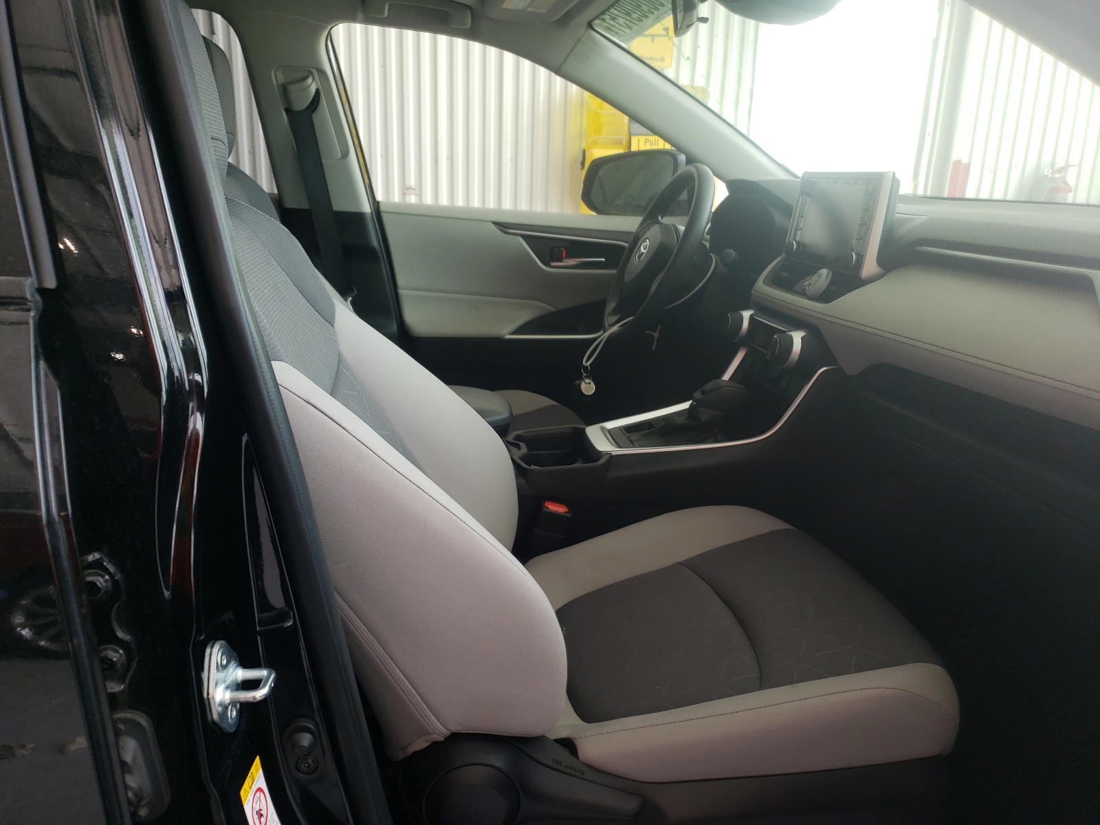 Photo 5 from auction – 2019 TOYOTA RAV4 XLE with VIN JTMP1RFV9KD005101
