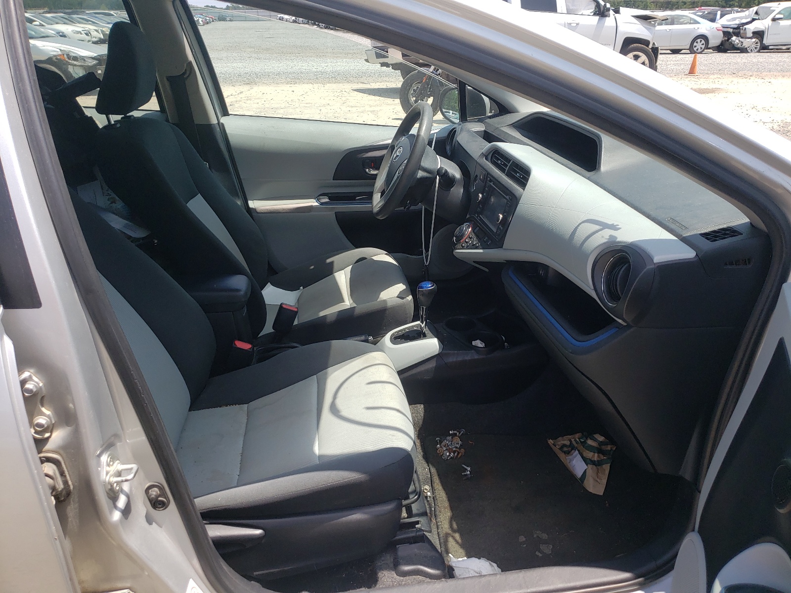 Photo 5 from auction – 2012 TOYOTA PRIUS C with VIN JTDKDTB35C1501860