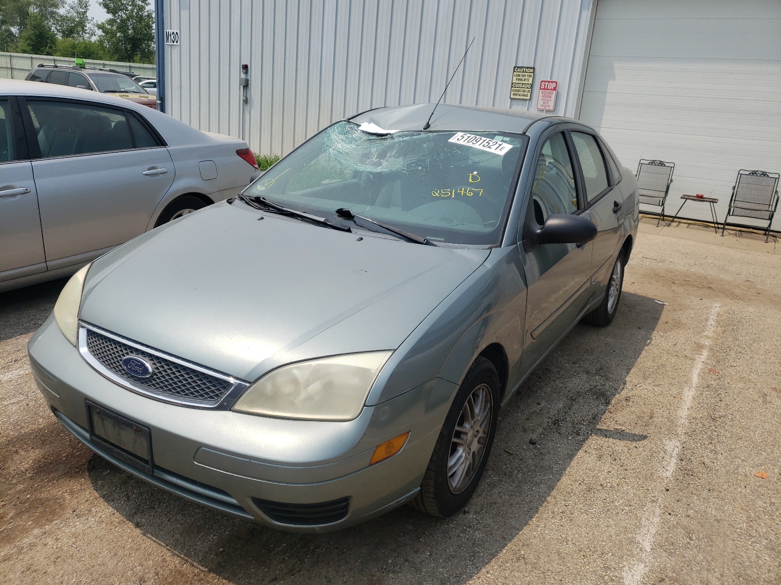 Photo 2 from auction – 2005 FORD FOCUS ZX4 with VIN 1FAFP34N85W251467