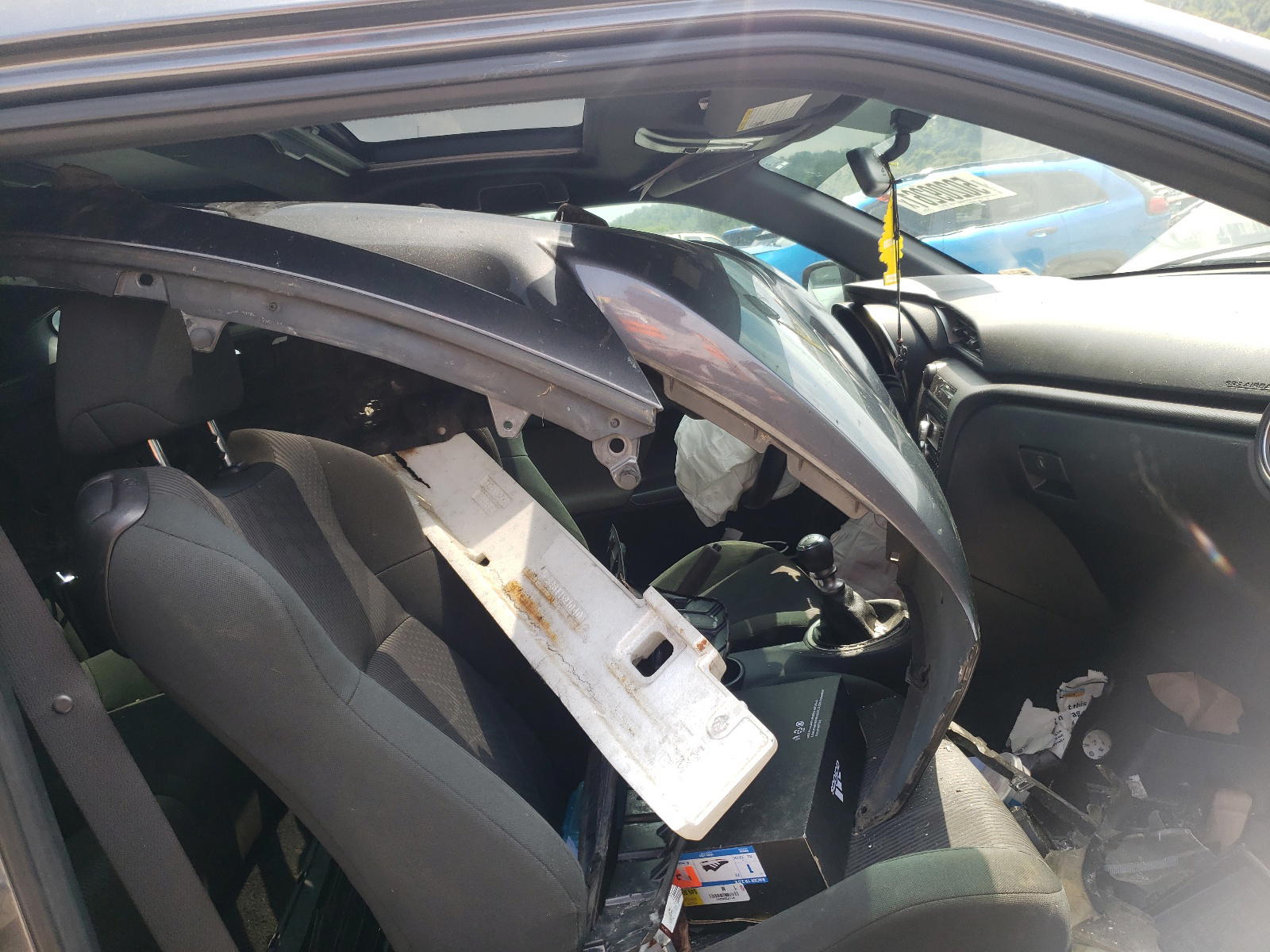 Photo 5 from auction – 2011 TOYOTA SCION TC with VIN JTKJF5C77B3013752