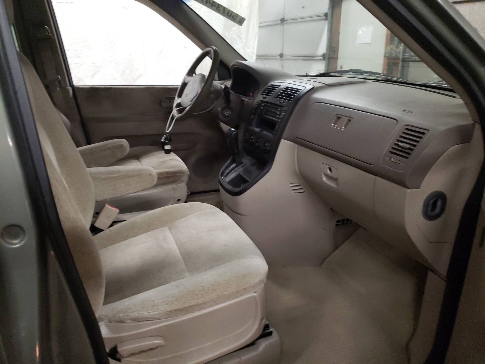 Photo 5 from auction – 2005 KIA SEDONA EX with VIN KNDUP131X56663328