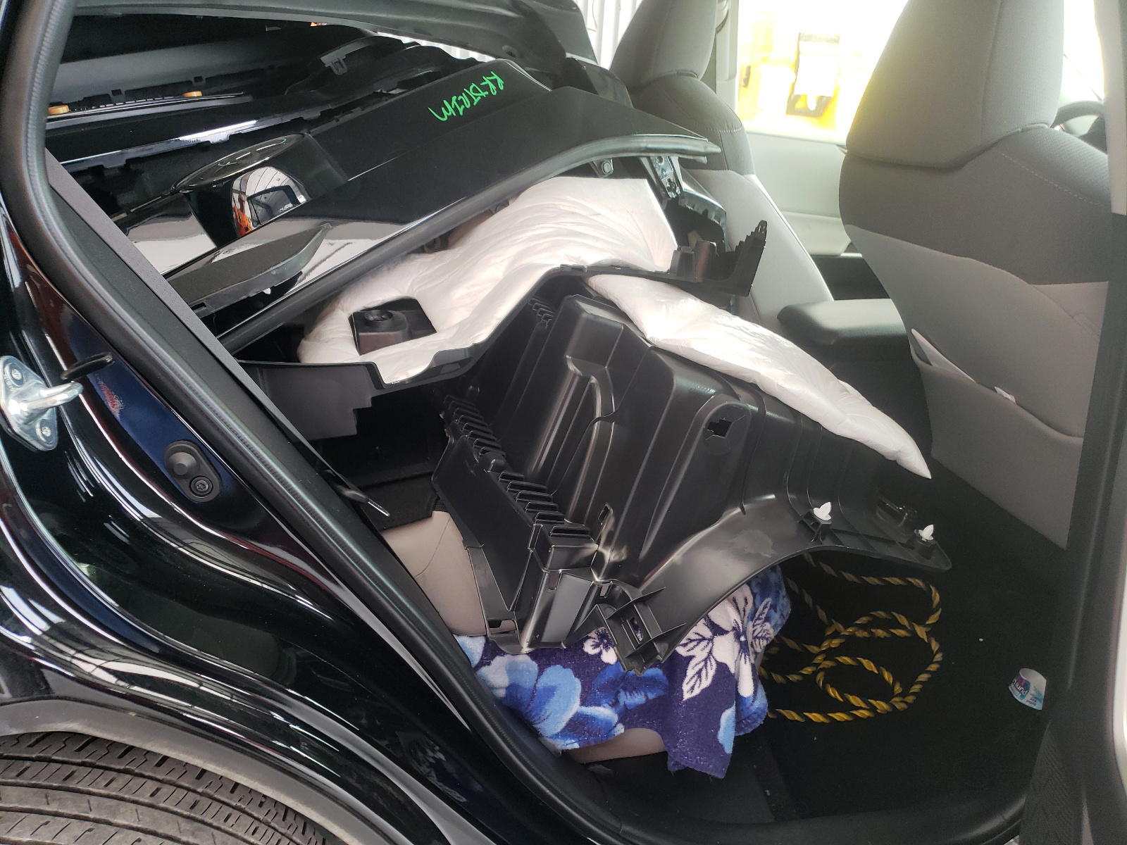 Photo 6 from auction – 2019 TOYOTA RAV4 XLE with VIN JTMP1RFV9KD005101