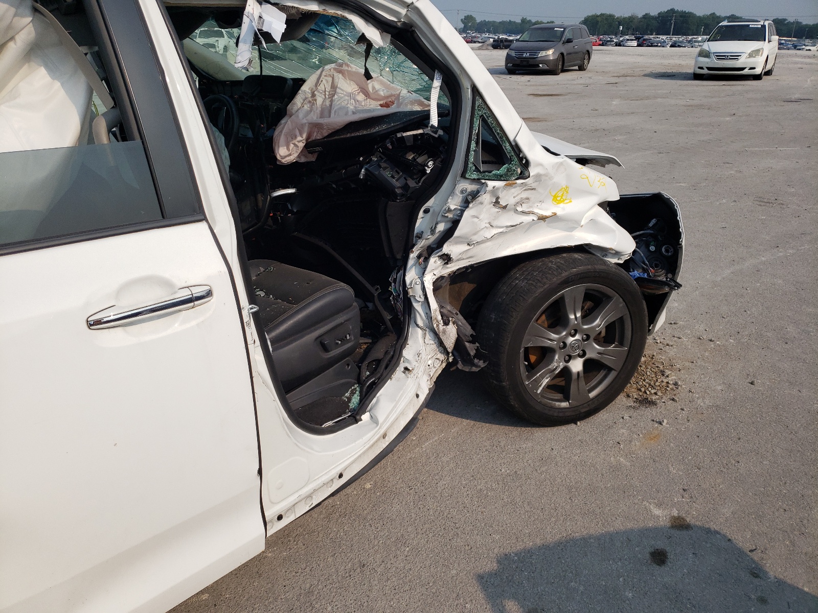 Photo 9 from auction – 2017 TOYOTA SIENNA SE with VIN 5TDXZ3DC1HS812846