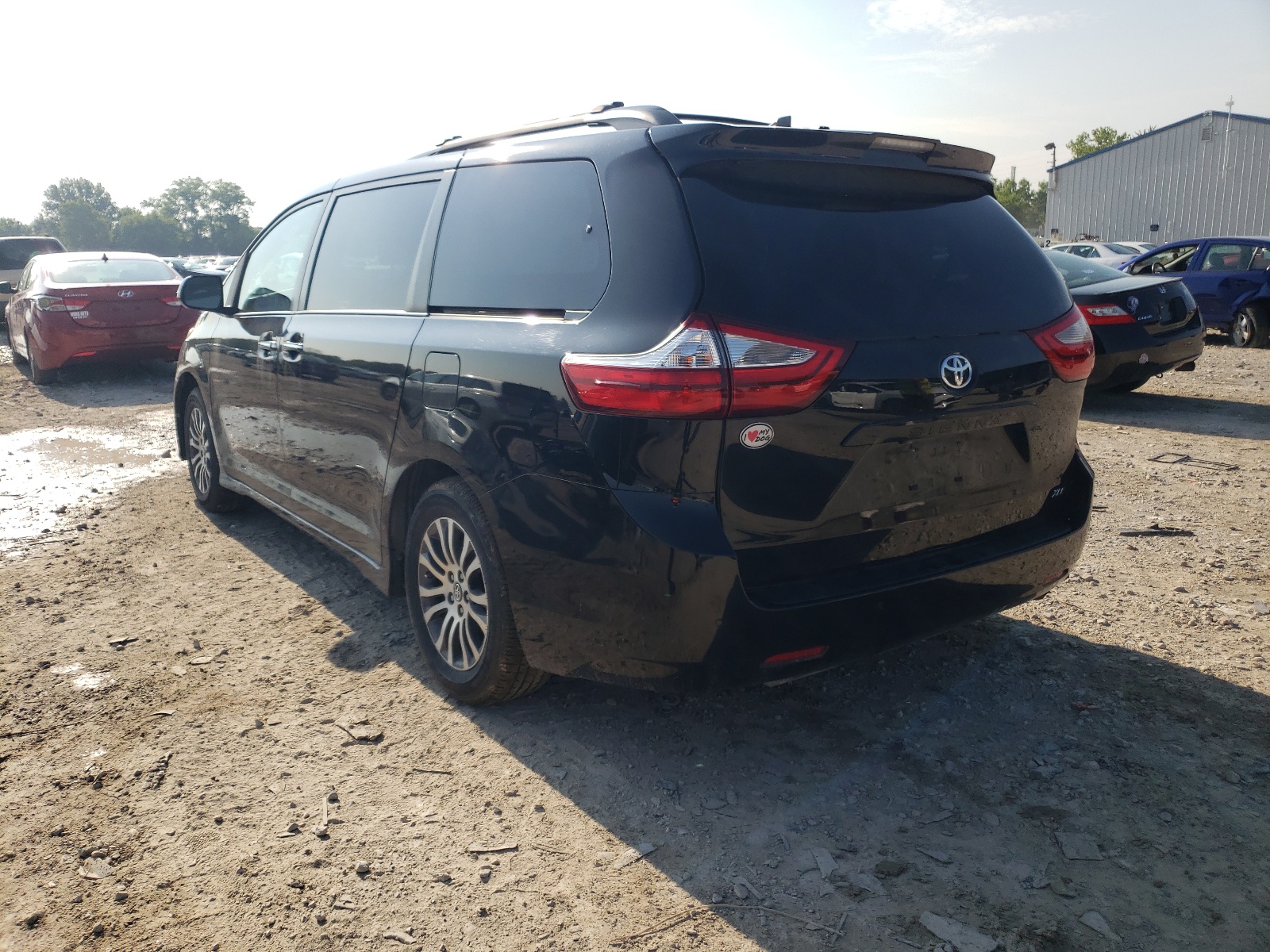 Photo 3 from auction – 2018 TOYOTA SIENNA XLE with VIN 5TDYZ3DC1JS950767