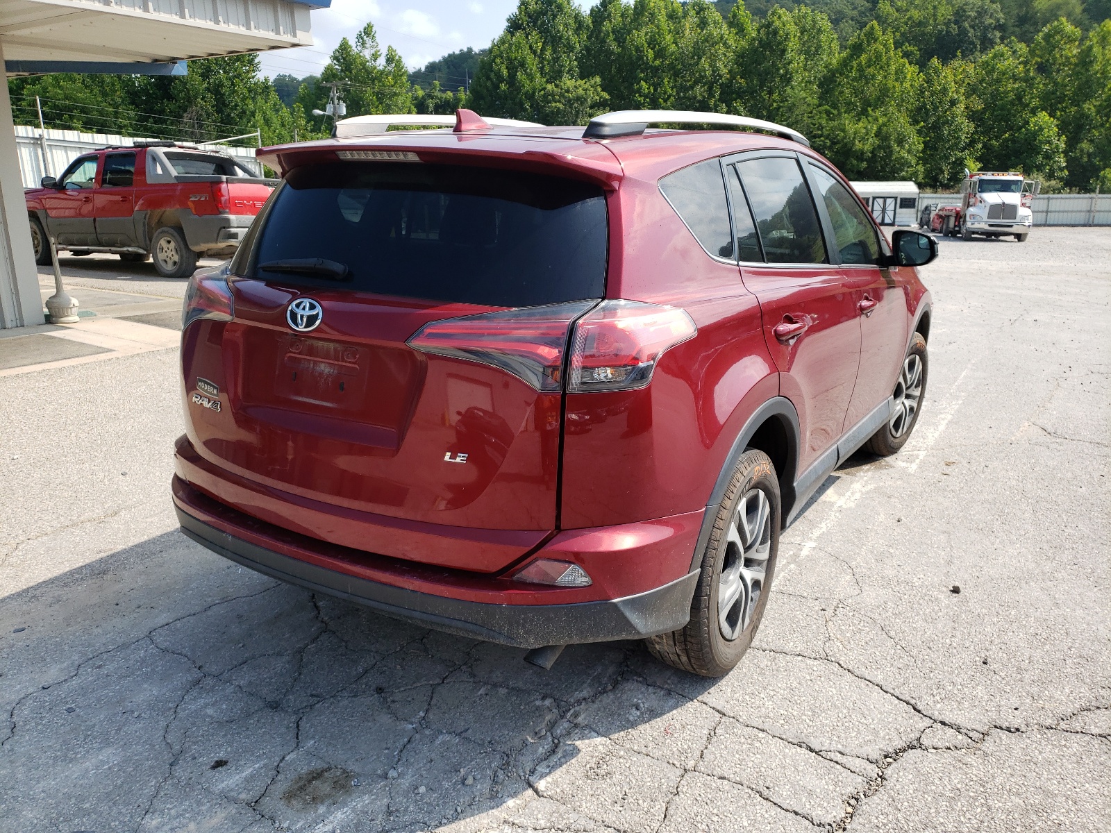 Photo 4 from auction – 2018 TOYOTA RAV4 LE with VIN 2T3ZFREV1JW452857