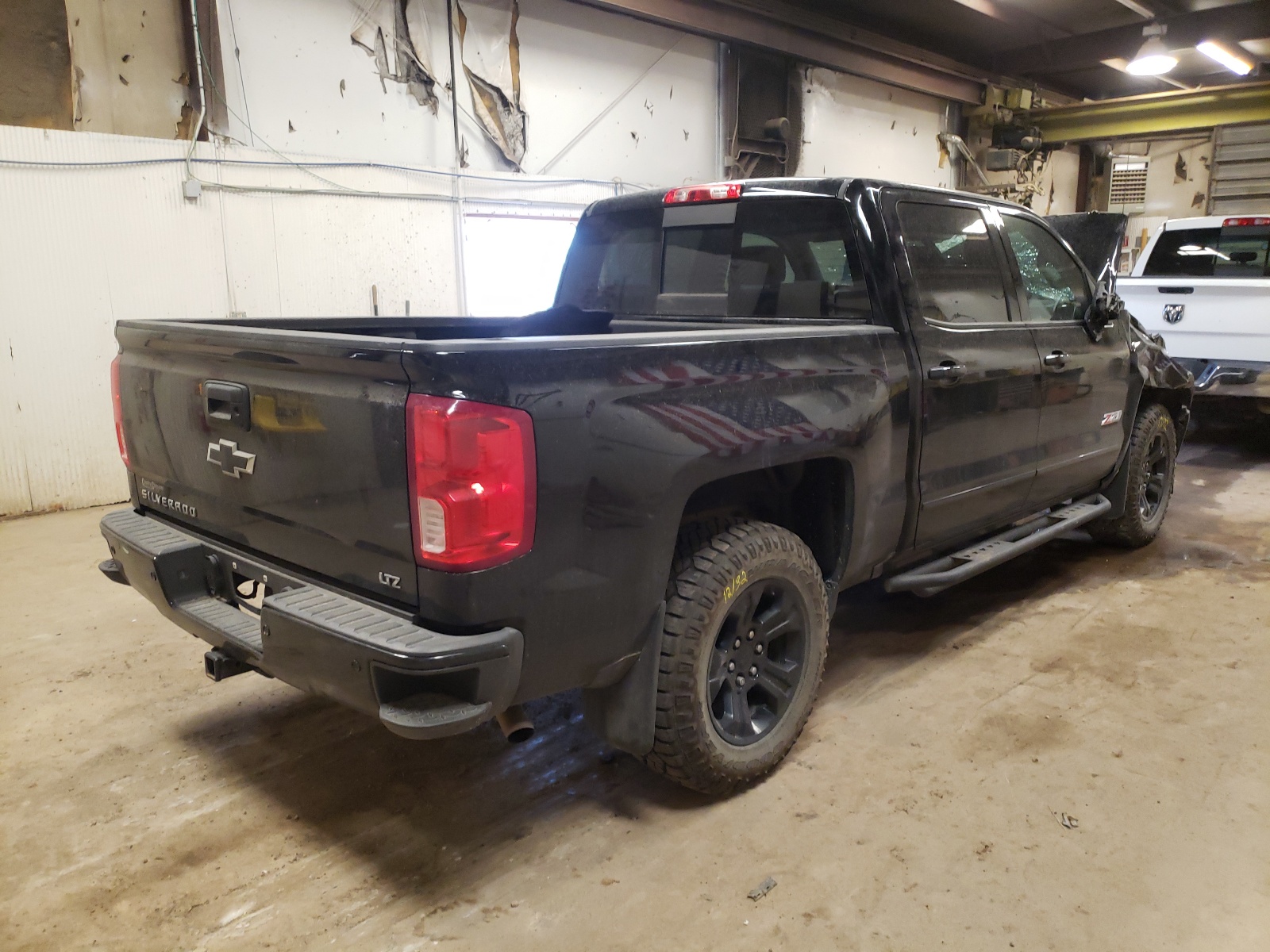 Фото 4 с аукциона – 2017 CHEVROLET SILVERADO с VIN 3GCUKSEC5HG165754