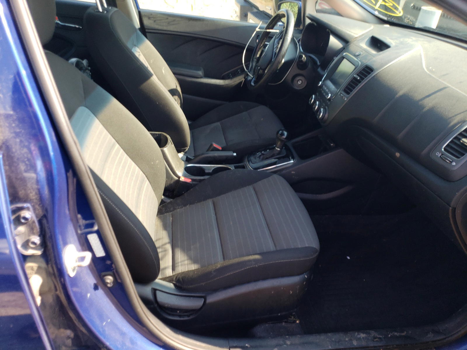 Photo 5 from auction – 2017 KIA FORTE with VIN 3KPFL4A75HE027301