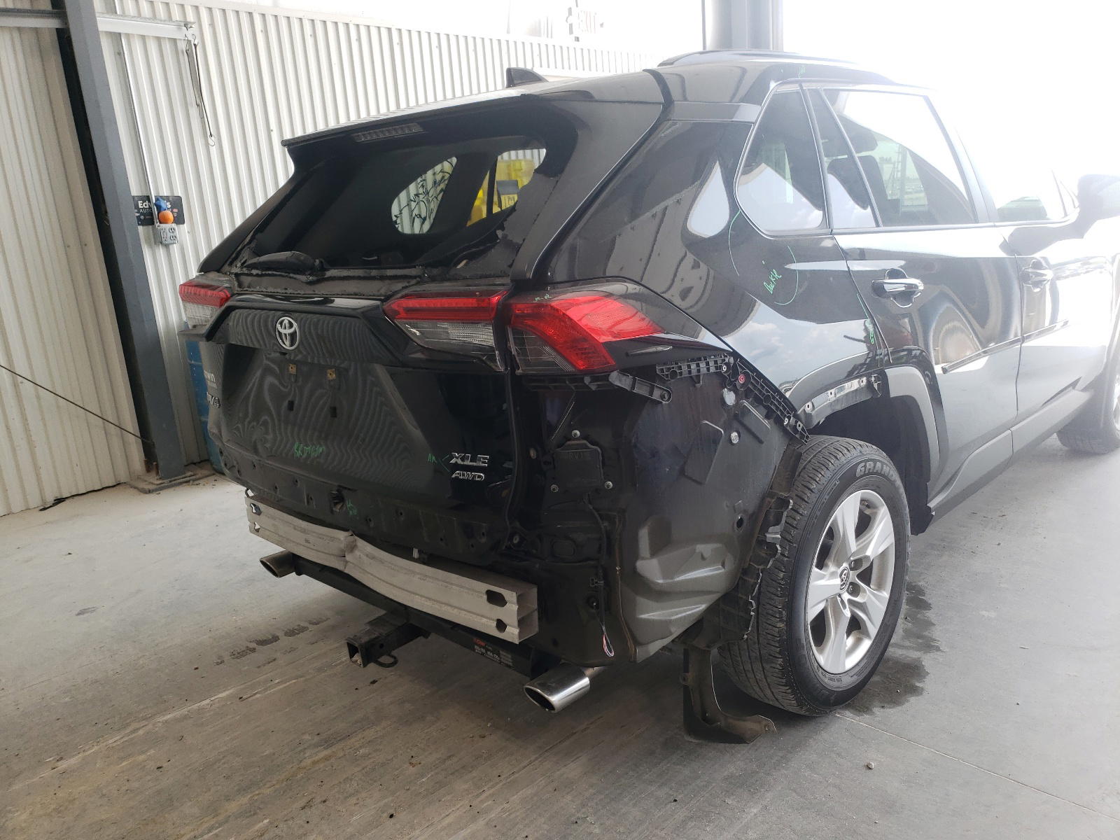 Photo 9 from auction – 2019 TOYOTA RAV4 XLE with VIN JTMP1RFV9KD005101