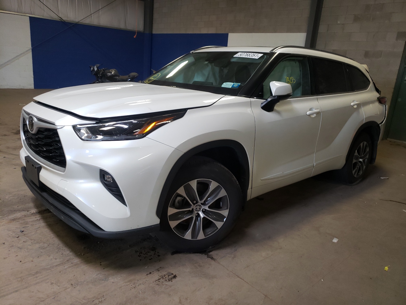 Photo 2 from auction – 2021 TOYOTA HIGHLANDER with VIN 5TDGZRBH1MS066121
