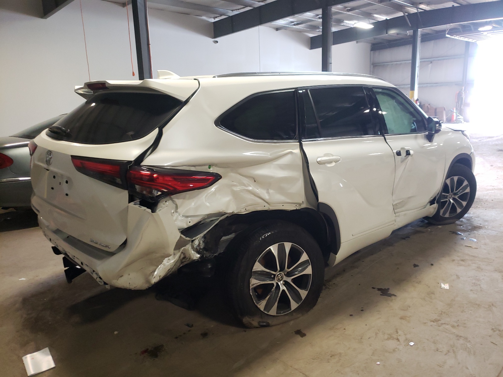 Photo 4 from auction – 2021 TOYOTA HIGHLANDER with VIN 5TDGZRBH1MS066121