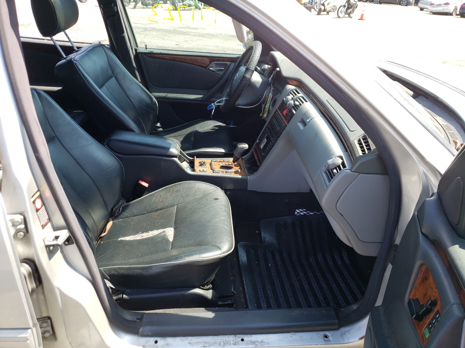 Photo 5 from auction – 2001 MERCEDES-BENZ E 430 with VIN WDBJF70J91X057356