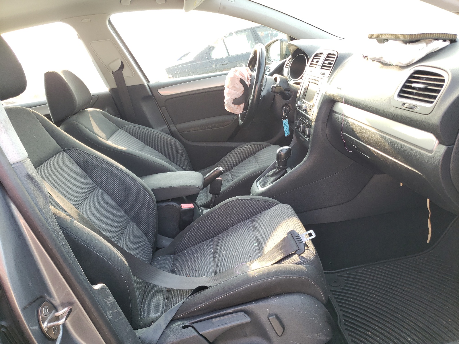 Photo 5 from auction – 2014 VOLKSWAGEN GOLF with VIN WVWDM7AJ5EW008718